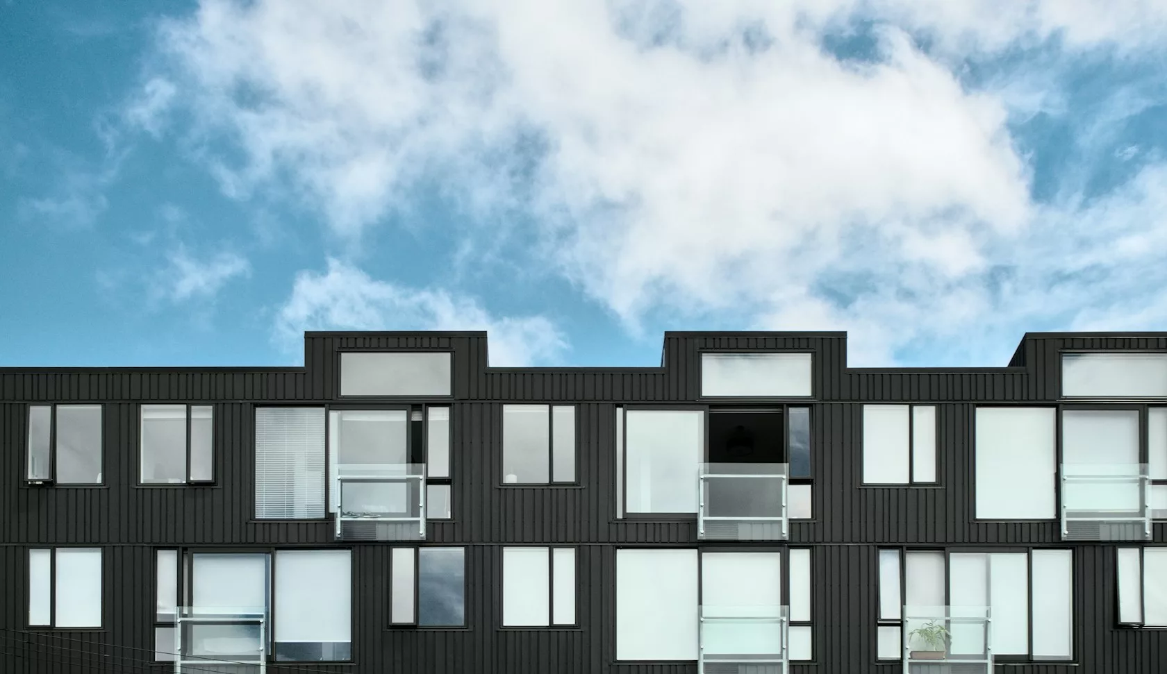ELTIF y activos privados: edificio en blanco y negro como símbolo de activos reales