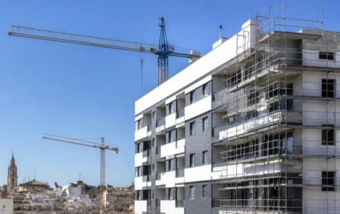 Edificio residencial en construcción financiado con un préstamo puente