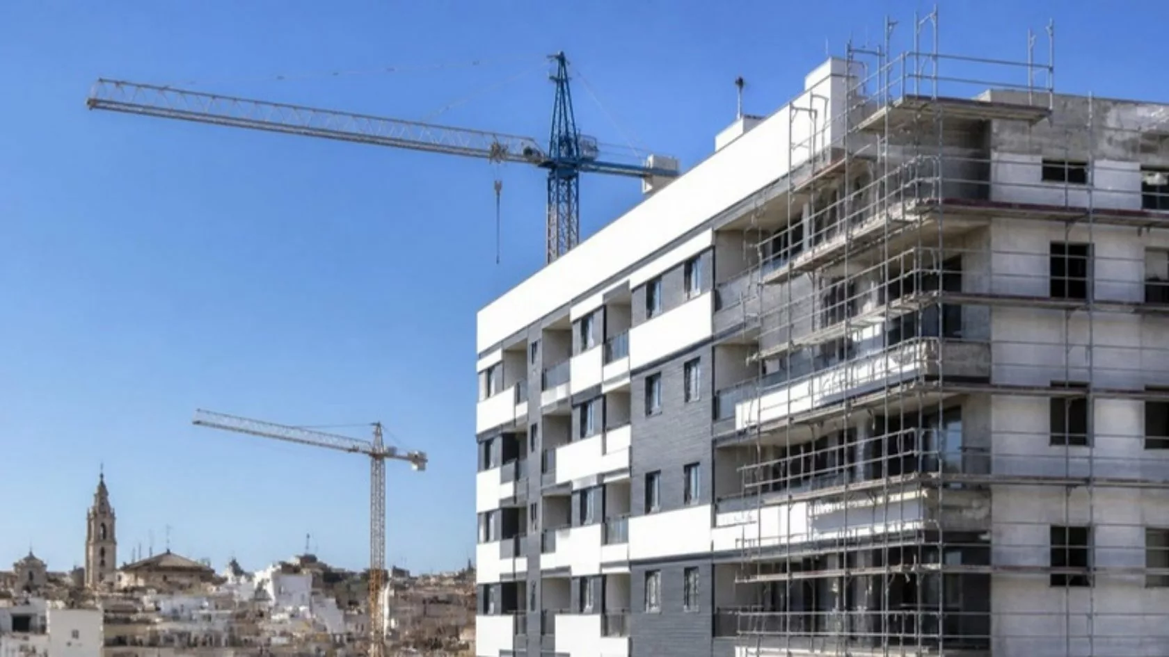 Edificio residencial en construcción, activo real que respalda operaciones de capital privado