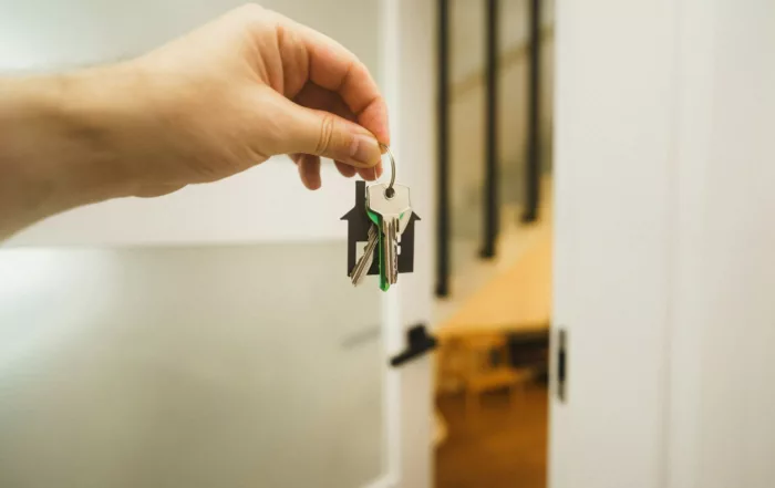 Mano entregando unas llaves de vivienda, símbolo de la compraventa de viviendas en España en 2026