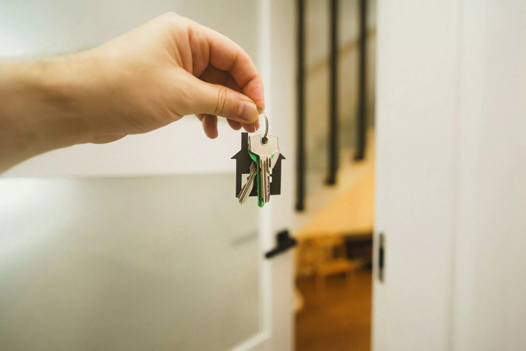 Mano entregando unas llaves de vivienda, símbolo de la compraventa de viviendas en España en 2026