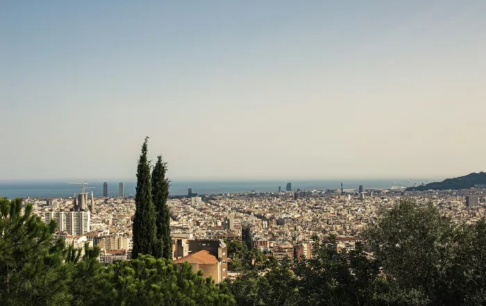 Vista panorámica de Barcelona desde lo alto con edificios residenciales y cielo despejado