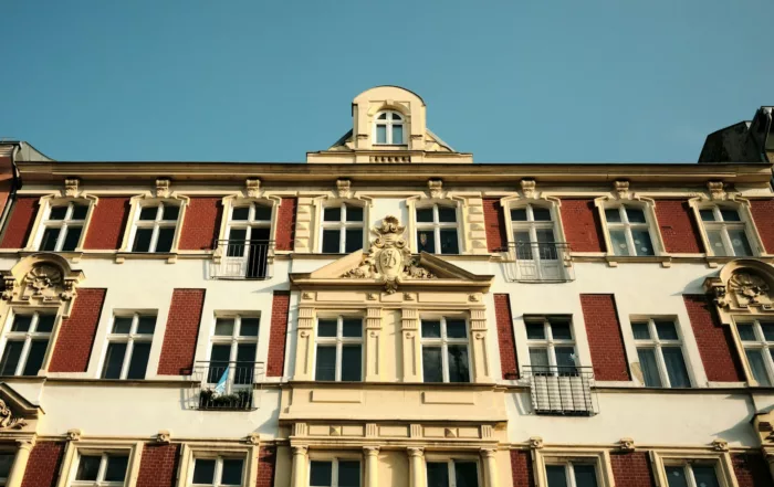 Fachada clásica de un edificio residencial europeo con balcones bajo cielo azul