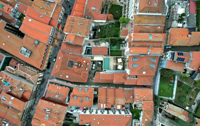 Vista aérea de tejados rojos y patios interiores en una ciudad histórica europea