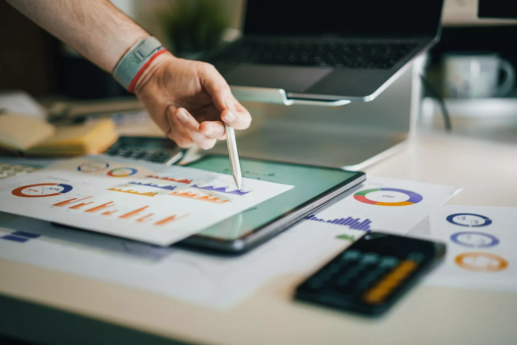 Profesional analizando gráficos de datos en una tableta: compraventas de vivienda en agosto de 2026
