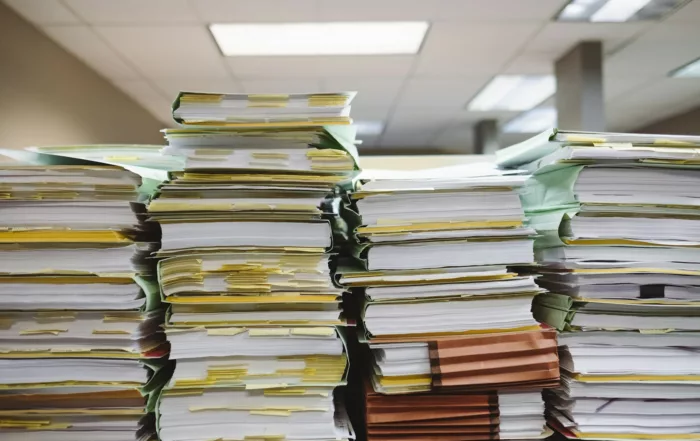 Documentos y carpetas sobre una mesa: concurso de acreedores y deuda privada con garantía hipotecaria