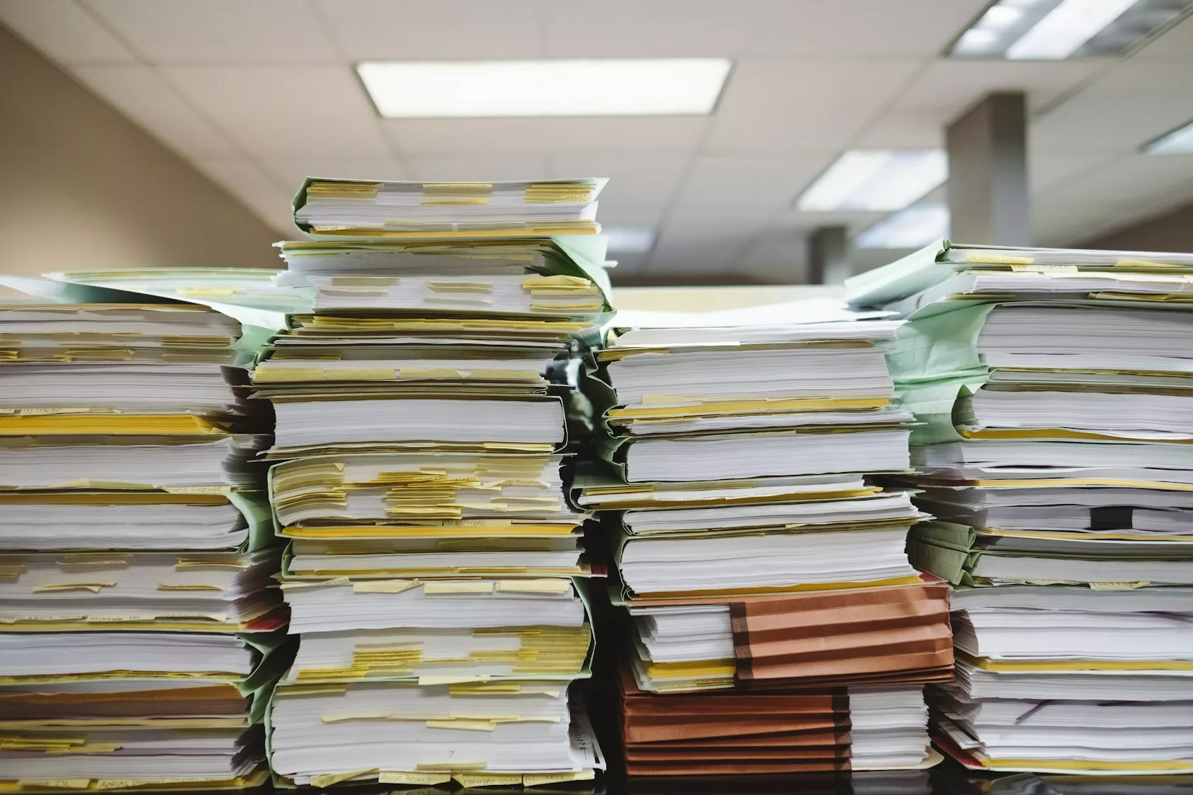 Documentos y carpetas sobre una mesa: concurso de acreedores y deuda privada con garantía hipotecaria