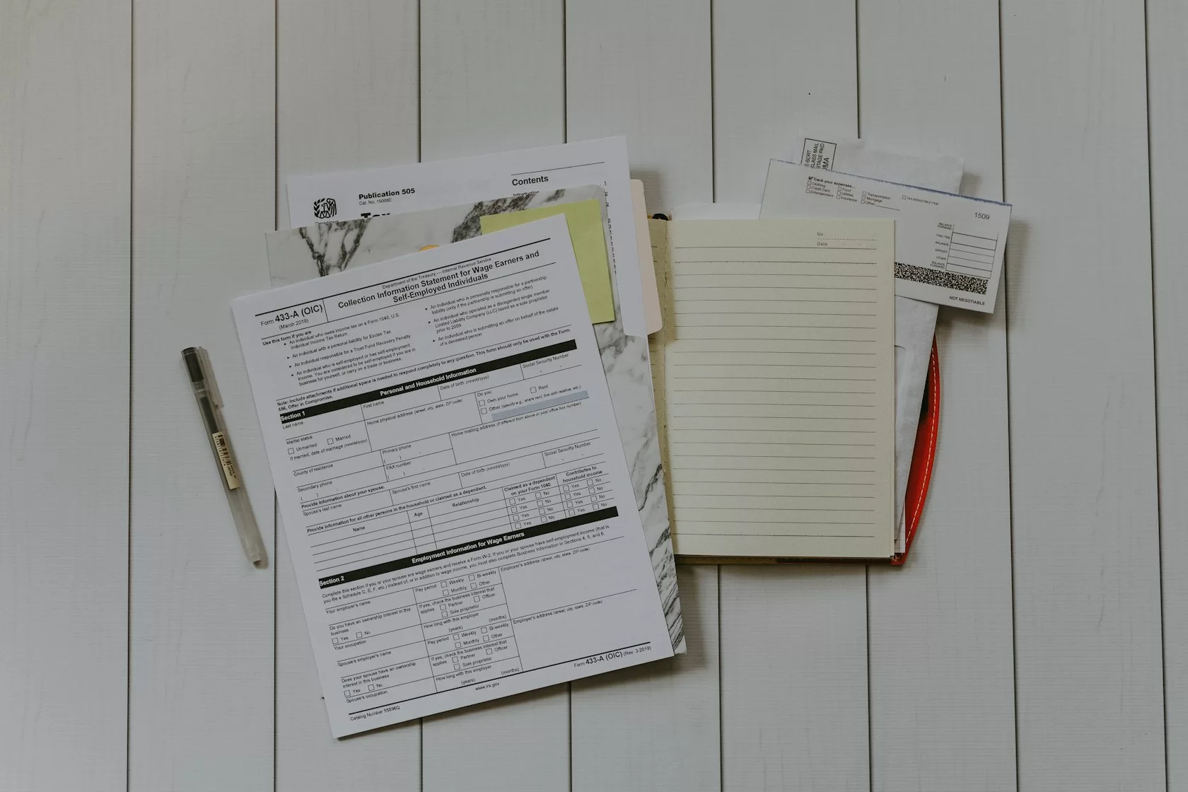 Documentos de tasación sobre una mesa para analizar el valor de la garantía hipotecaria