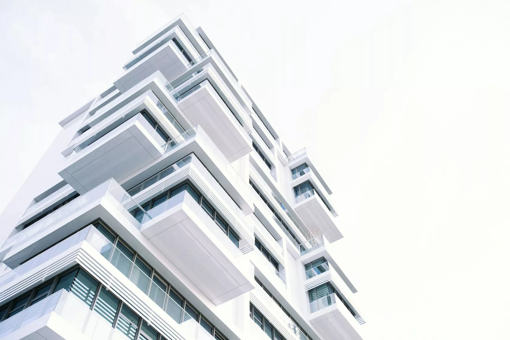 Edificio de viviendas blanco: inmueble que respalda una hipoteca de segundo rango