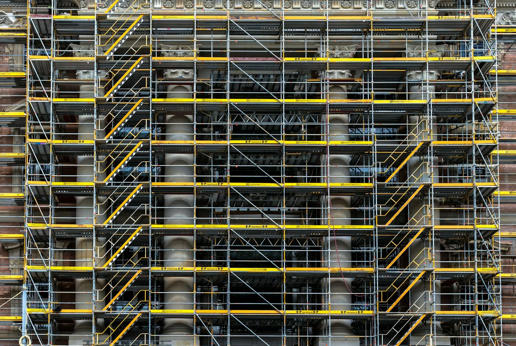 Edificio en construcción: estructura de un préstamo puente inmobiliario