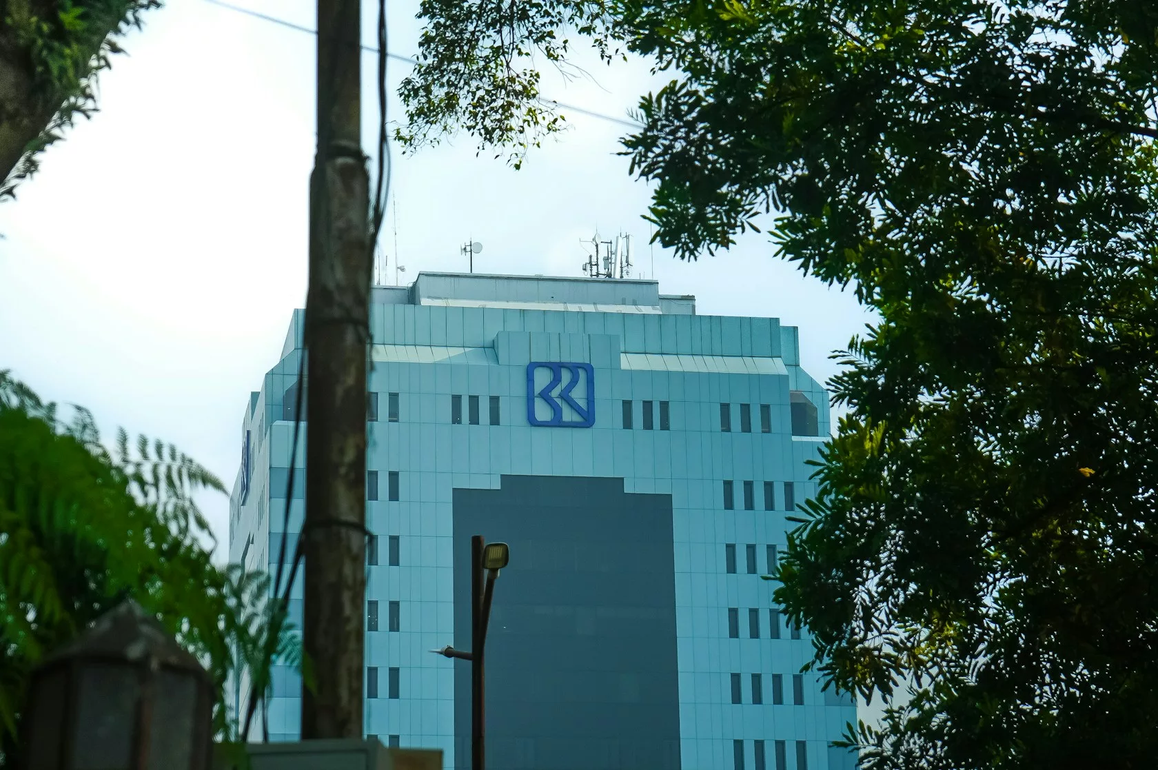 Edificio de oficinas moderno con fachada de cristal, sede habitual de entidades de crédito