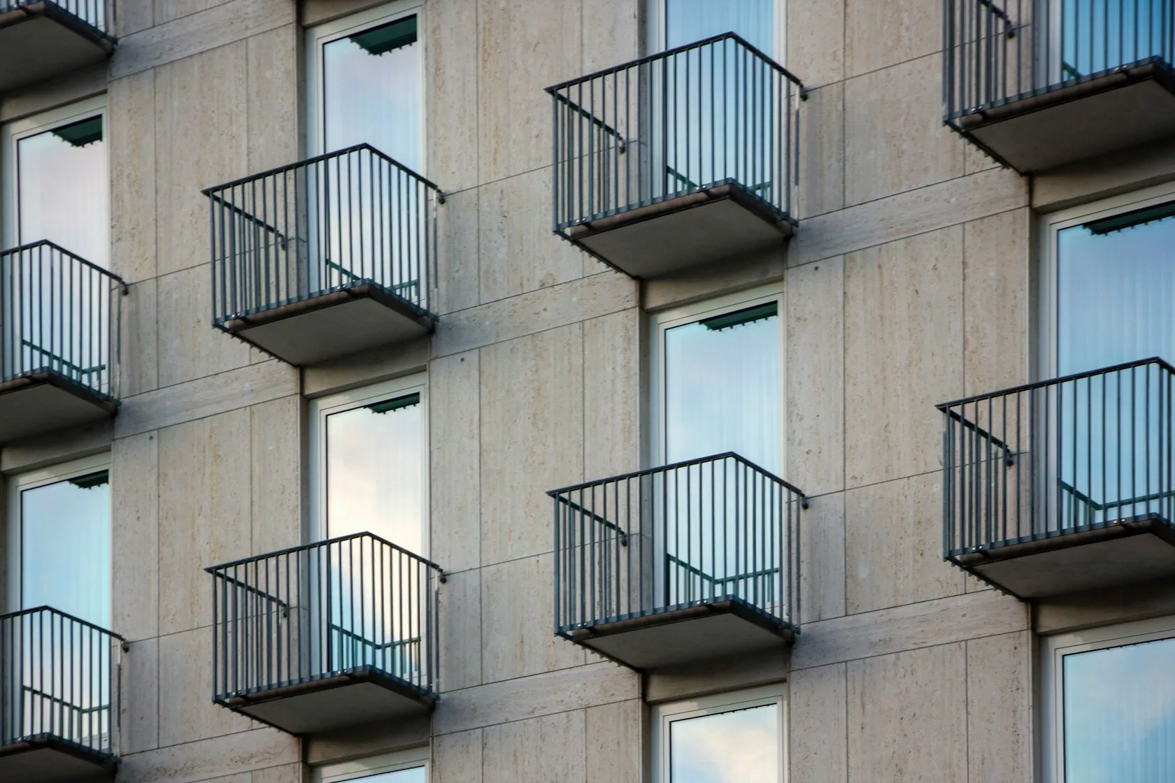 Edificio residencial con balcones, referencia al crédito inmobiliario y los NPL en España