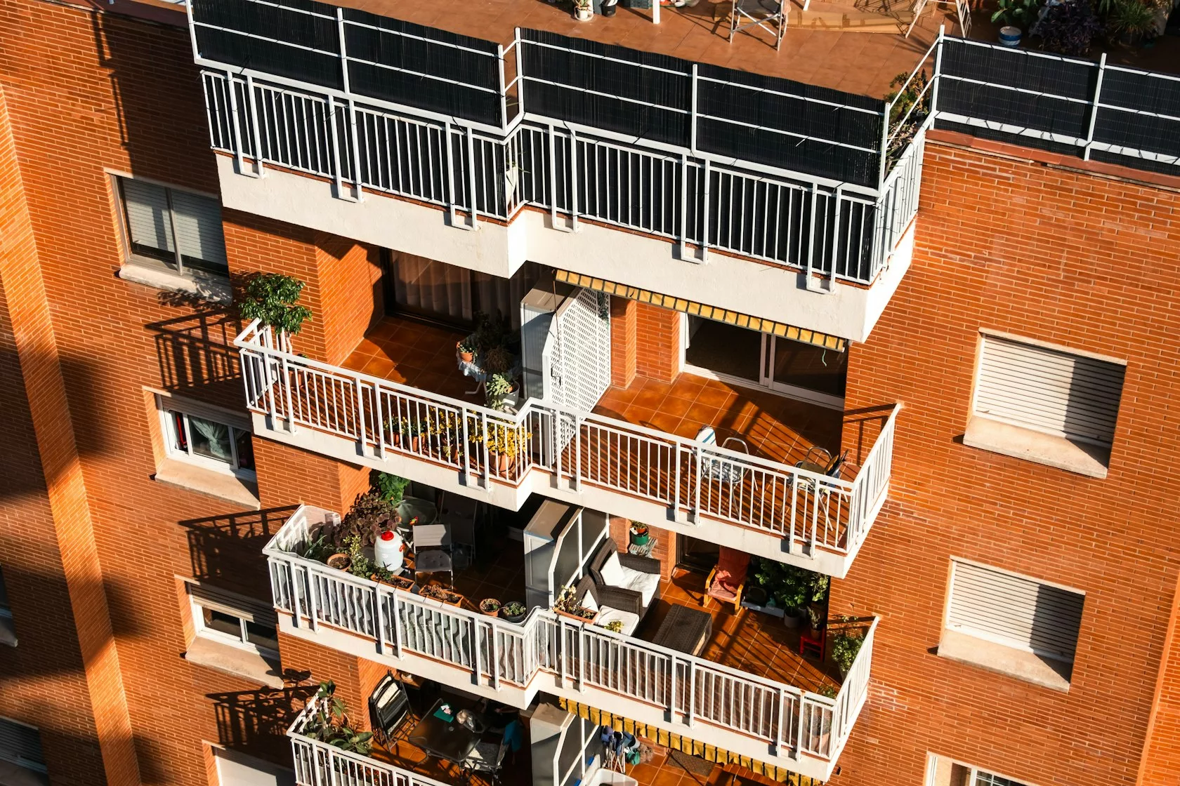 Edificio de viviendas con balcones en Barcelona, inmueble sujeto a una ejecución hipotecaria