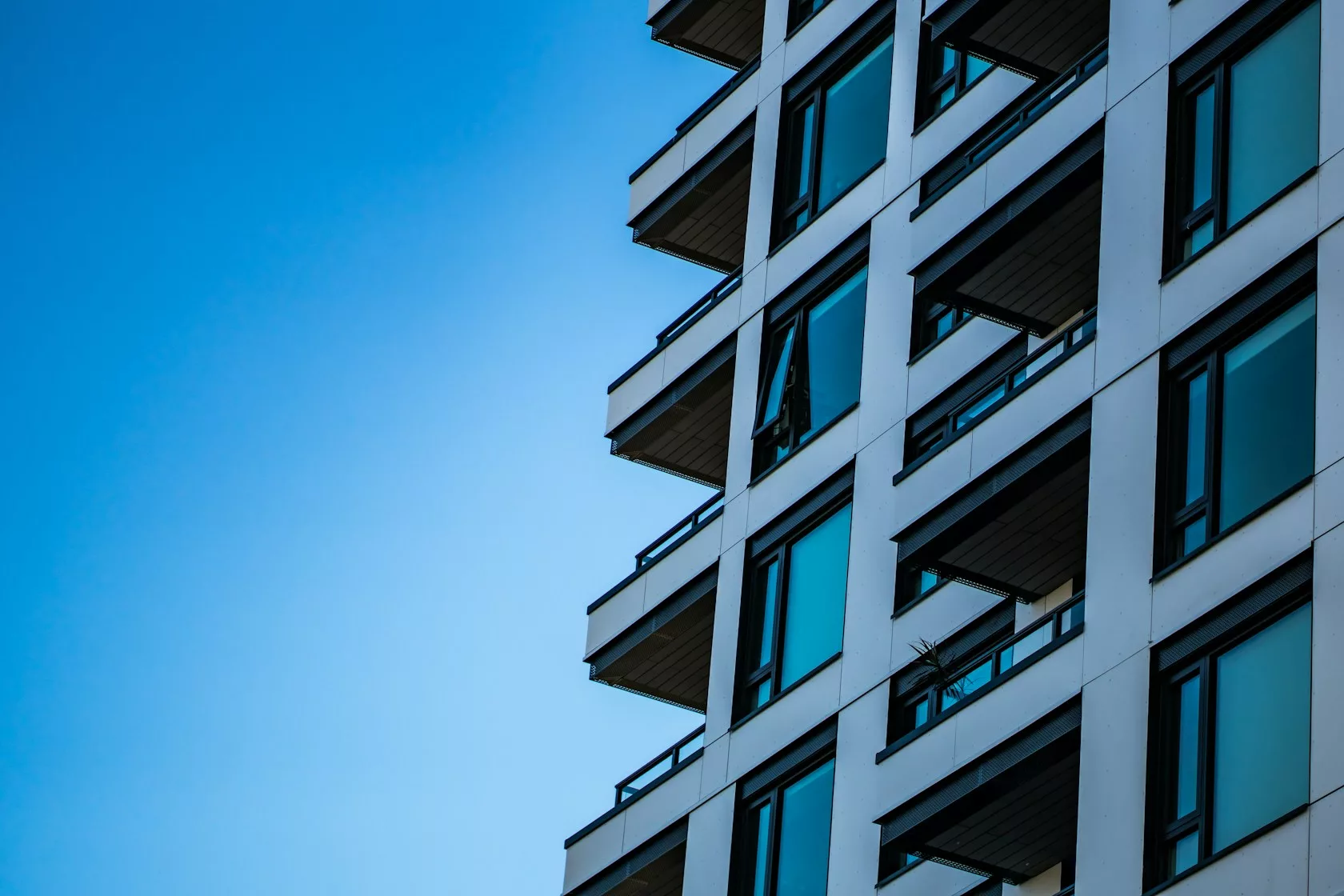 Edificio de viviendas moderno, una forma de invertir en inmobiliario sin comprar un piso