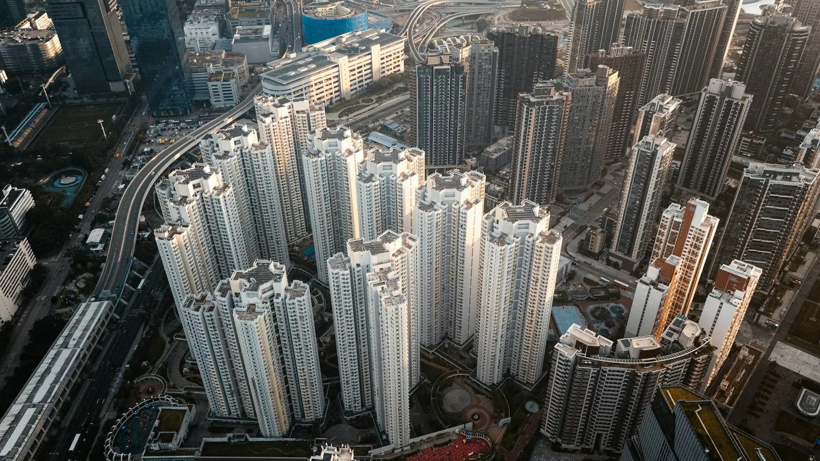 Vista aérea de edificios de viviendas en una ciudad, activos reales que sirven de garantía en el asset-based finance