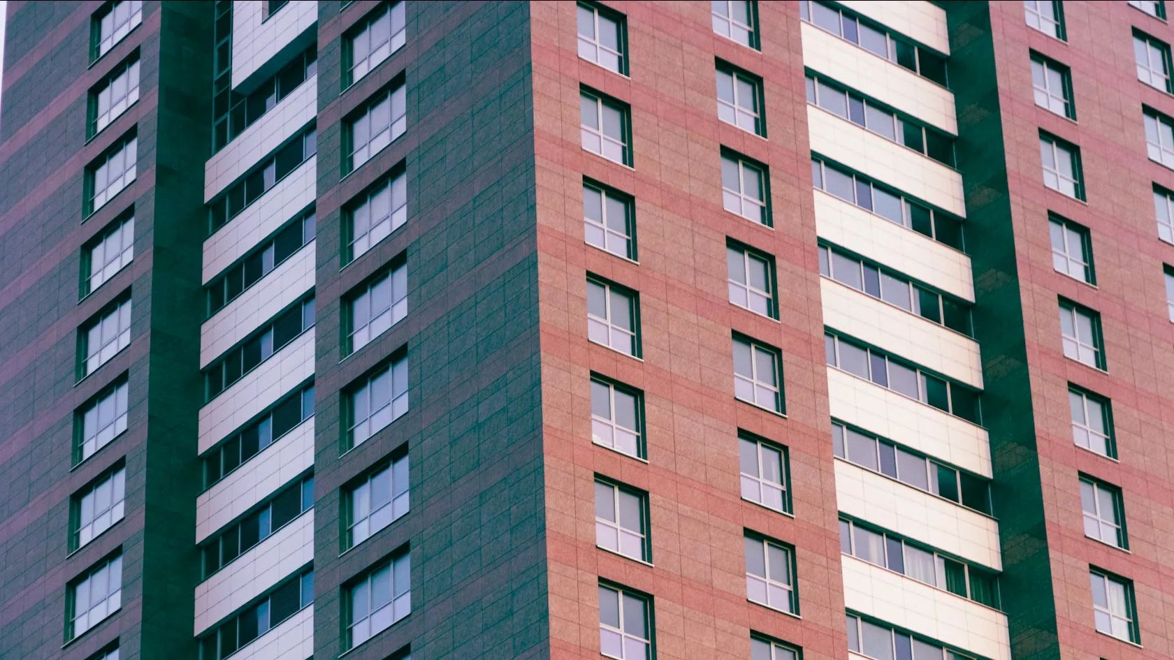 Fachada de un edificio de ladrillo y cristal, inmueble que sirve de garantía y base del cálculo del LTV