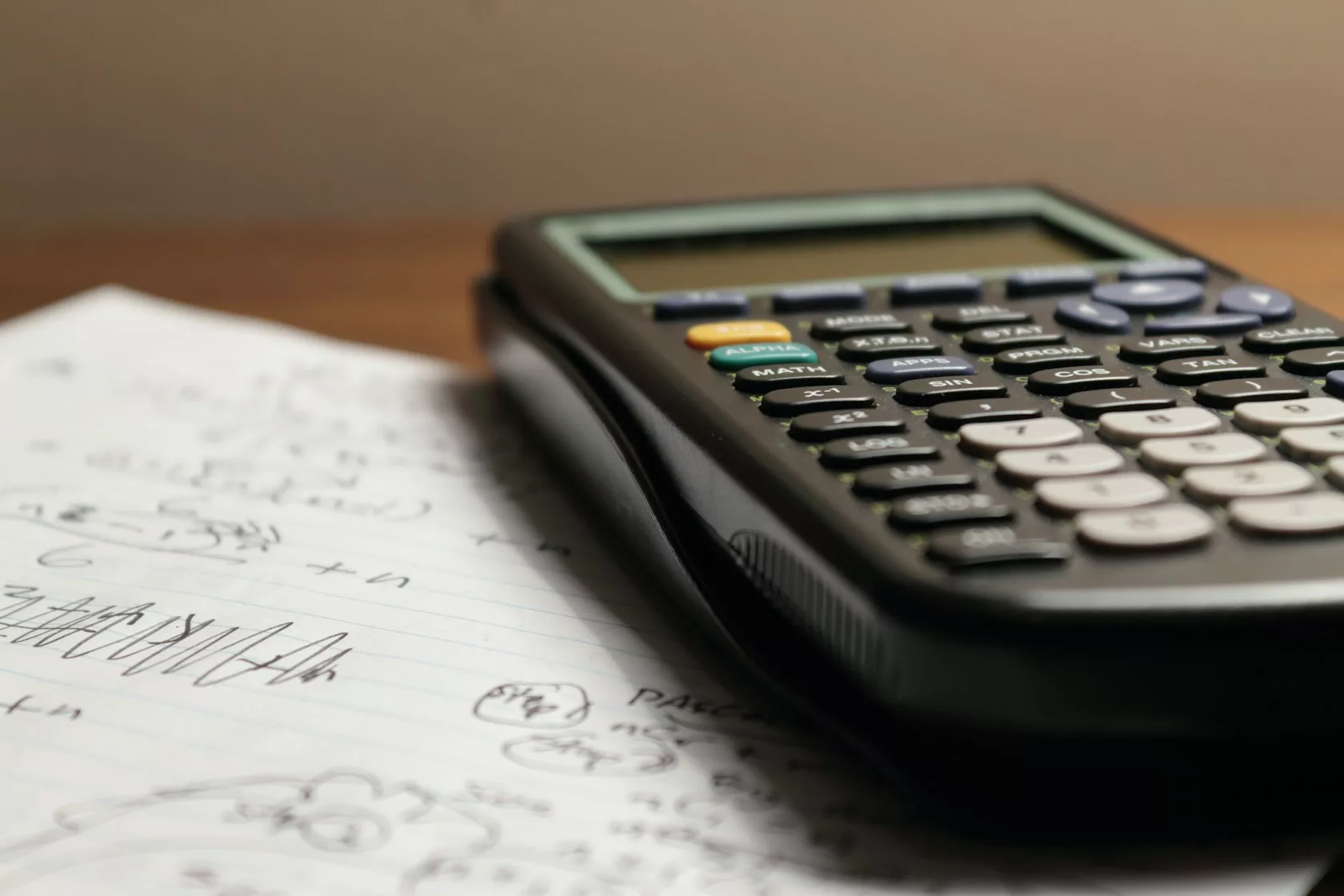 Calculadora sobre documentos para calcular la fiscalidad de una cesión de remate