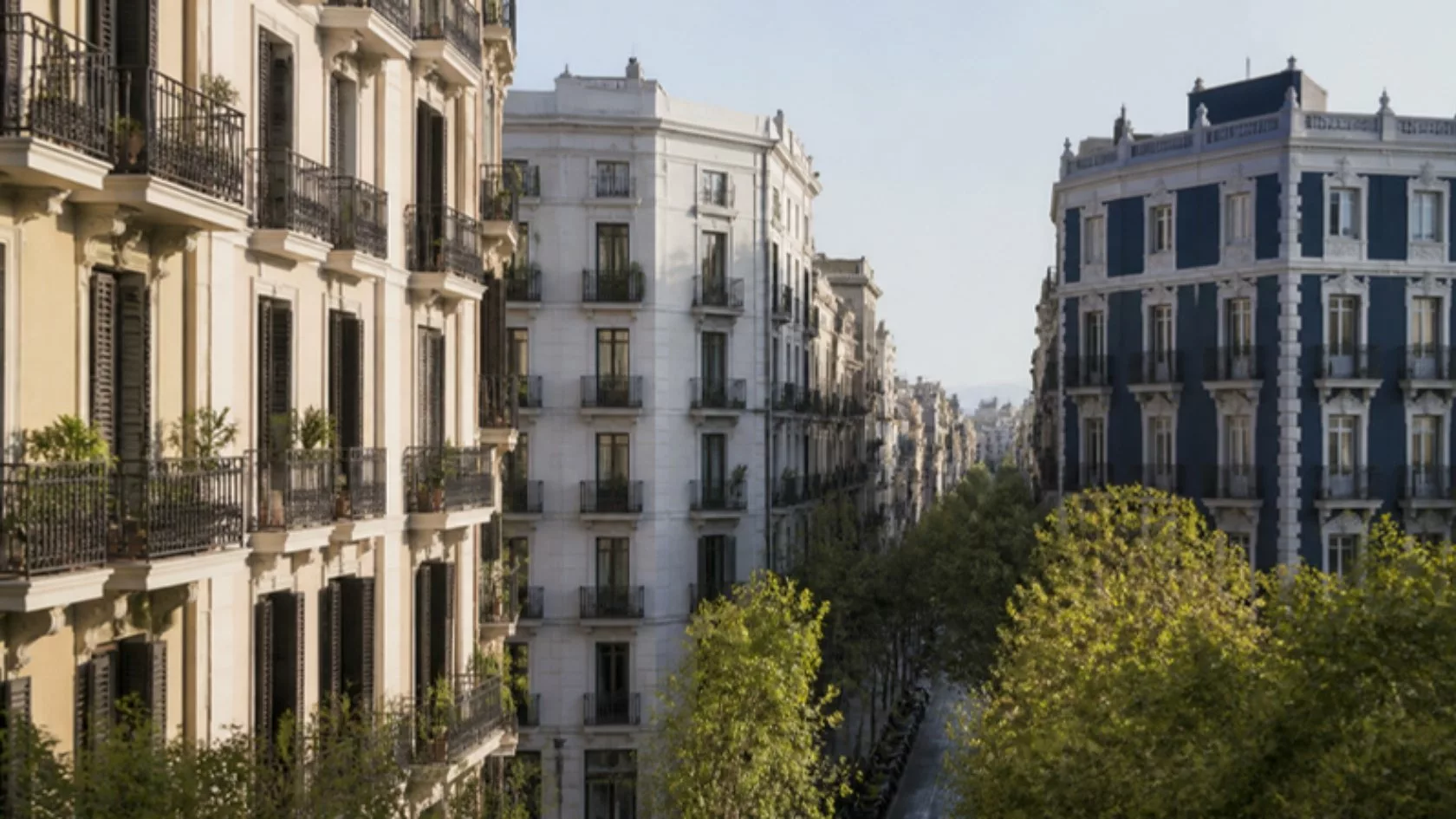 Edificios residenciales en una calle de Barcelona, contexto del NPL en Cataluña