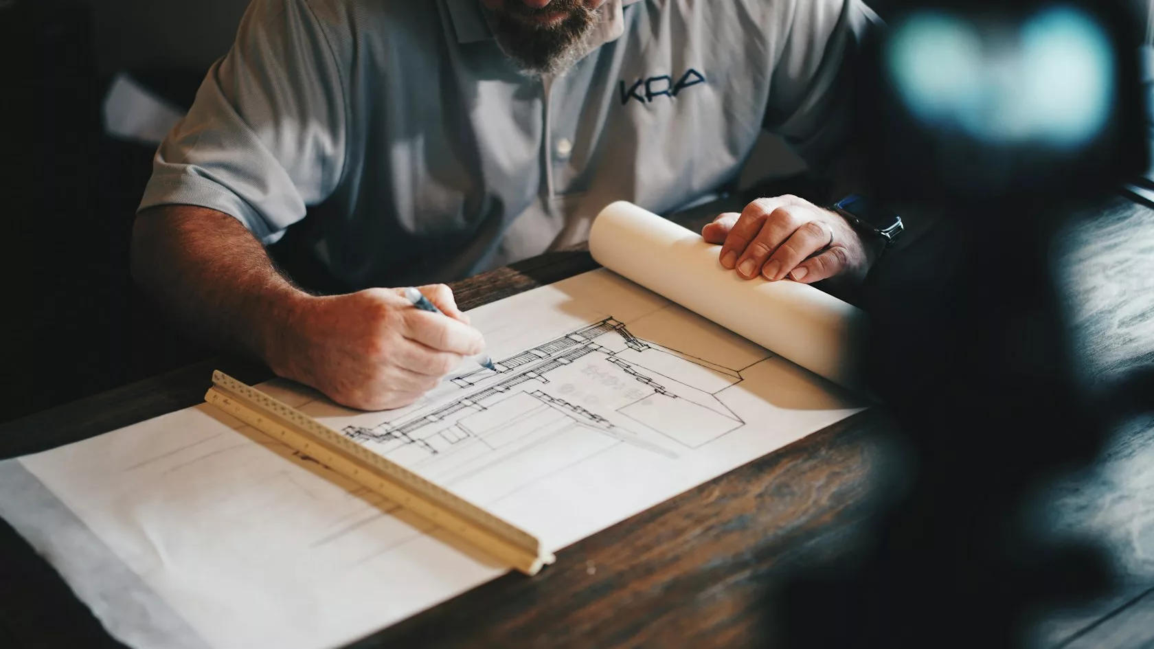 Planos de arquitectura sobre una mesa, base de una promoción que busca financiación a promotores