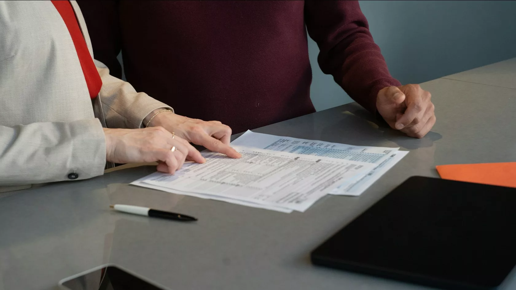 Revisión de documentación hipotecaria sobre una mesa de trabajo para invertir en NPL