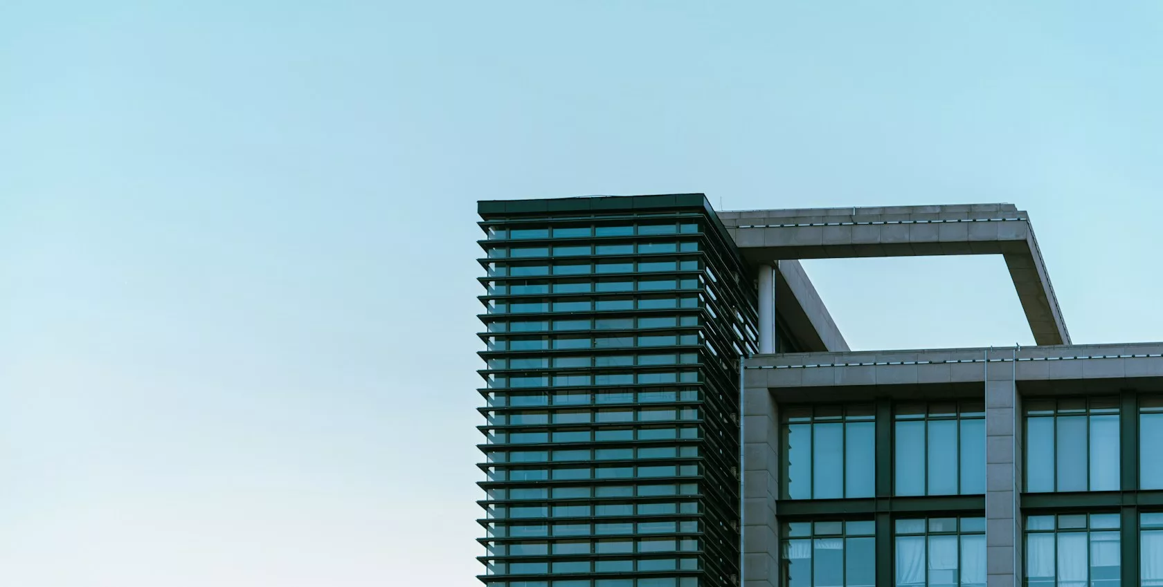 Edificio de oficinas moderno, activo inmobiliario en una operación de sale and leaseback