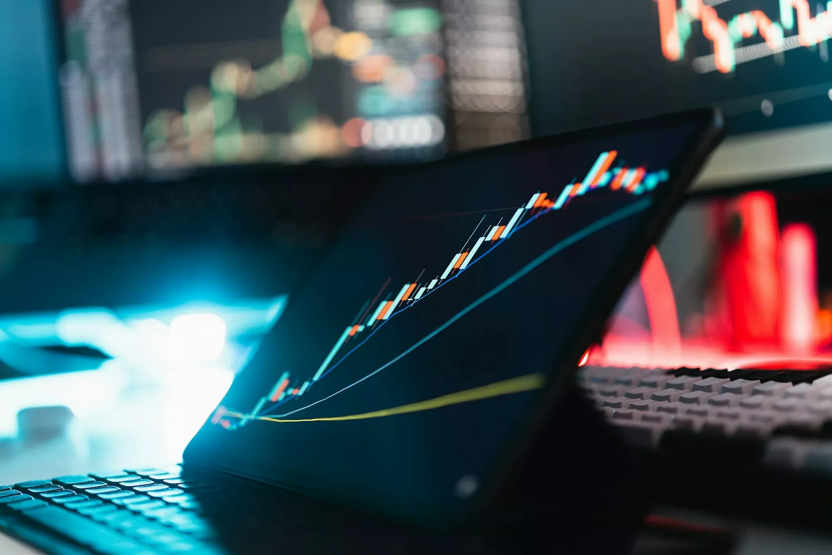 Tablet con un gráfico de bolsa sobre un escritorio: diversificar más allá de la bolsa