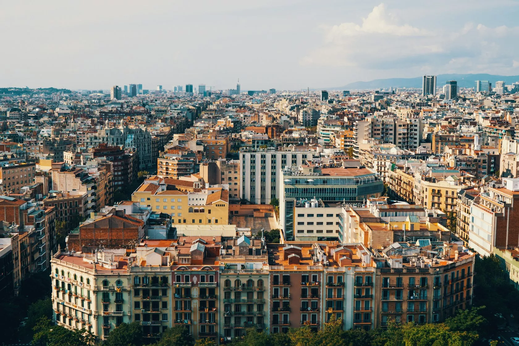 Tejados y edificios de viviendas de Barcelona, activo inmobiliario que sirve de garantía en la financiación alternativa