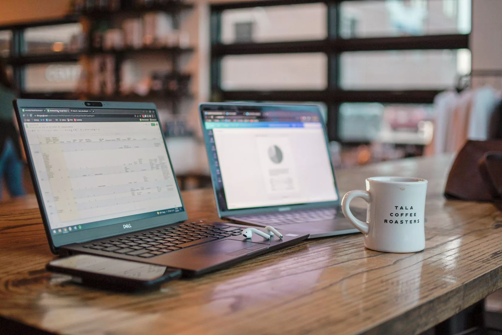Dos portátiles sobre una mesa de trabajo: tokenización inmobiliaria y tecnología de registros distribuidos